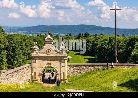 Swiety Krzyz, Polonia - 5 giugno 2022: LysA Gora, collina di Swiety Krzyz con porta all'Abbazia benedettiva medievale e santuario a Swietokrzyskie Foto Stock