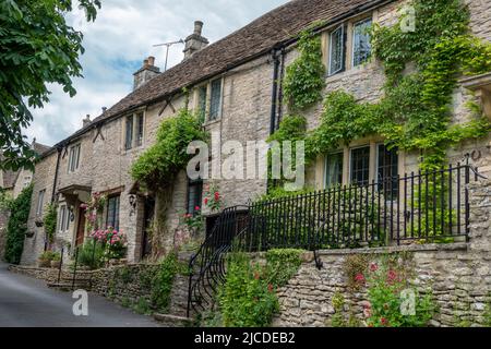 Case in pietra color miele di Cotswold a Castle Combe Wiltshire Inghilterra spesso chiamato come il villaggio più bello in Inghilterra Foto Stock