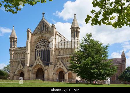 Il lato ovest della cattedrale di St Albans, nella città di St Albans, Hertfordshire, Regno Unito Foto Stock