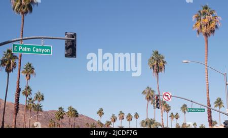 Palm Trees e cielo, Palm Springs Street, città vicino a Los Angeles, semaforo semaforo all'incrocio. California deserto valli estate strada viaggio in auto, viaggio Stati Uniti. Montagna. Cartello stradale Palm Canyon Foto Stock