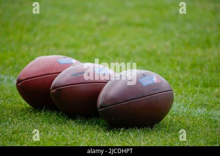 Waldau, Germania. 12th giugno 2022. Tre palloni da calcio sono pronti per una partita della Lega europea di calcio tra la Stuttgart Surge e il Panthers Wroclaw al Gazi Stadium di Waldau, Germania. Justin Cooper/CSM/Alamy Live News Foto Stock