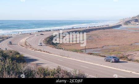 Pacific Coast Highway, Torrey Pines state Beach, auto che guidano sulla strada 1, superstrada 101 da San Diego a del Mar. Ocean onde di mare, litorale roadtrip estetico, viaggiando durante le vacanze. California Stati Uniti. Foto Stock