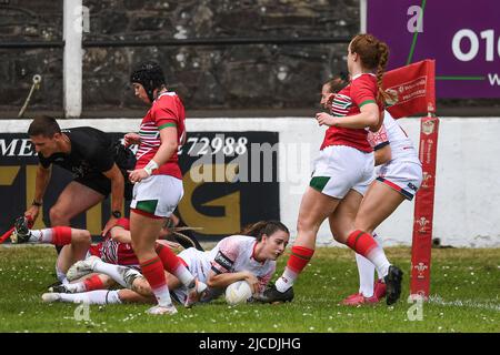 Crosskeys, Regno Unito. 12th giugno 2022. Fran Goldthorp of England RL, va oltre a segnare Englands prima prova a Crosskeys, Regno Unito il 6/12/2022. (Foto di Mike Jones/News Images/Sipa USA) Credit: Sipa USA/Alamy Live News Foto Stock