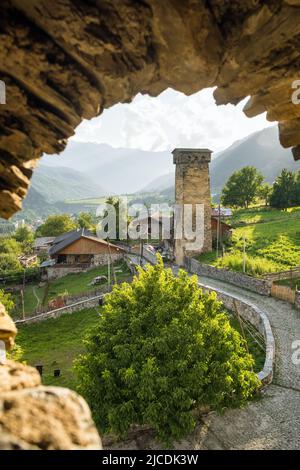 Storica torre Svan nella città di Mestia, regione di Svaneti, Georgia Foto Stock