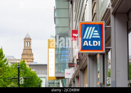 Insegna sul fronte dello shopping o sul negozio di ALDI Market Street Manchester, Manchester Arndale UK. Una catena di supermercati tedesca a 'budget'. Inghilterra, Regno Unito Foto Stock