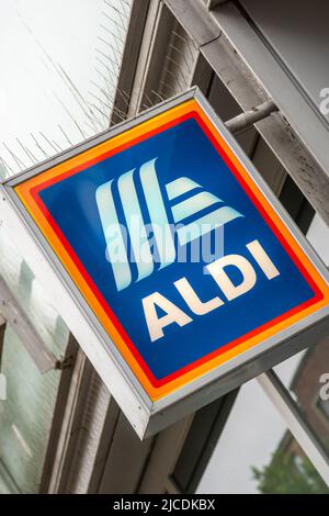 Cartello isolato sul fronte dello shopping o del negozio di ALDI Market Street Manchester, Manchester Arndale UK. Una catena di supermercati tedesca a 'budget'. Foto Stock