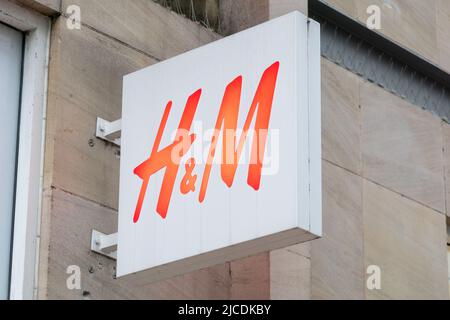H&M Market Street Manchester, negozio di moda che vende abbigliamento e accessori per uomo e donna. Cartello isolato sulla parete. Inghilterra, Regno Unito Foto Stock