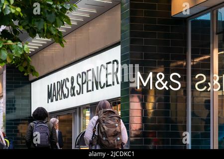 Marks & Spencer, Manchester Market Street, Inghilterra, Regno Unito. Shopfront che mostra sia il segno del nome completo che il marchio abbreviato di M&S. Foto Stock