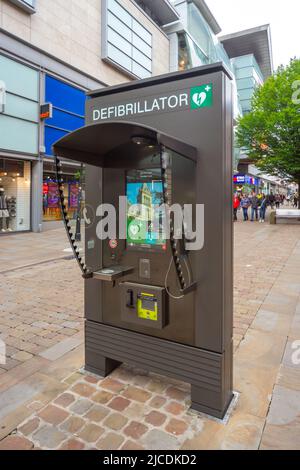 Stazione o chiosco con defibrillatore (noto anche come AED), Market Street, Manchester, Inghilterra, Regno Unito. È disponibile una schermata informativa con notizie e telefono Foto Stock