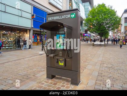 Stazione o chiosco con defibrillatore (noto anche come AED), Market Street, Manchester, Inghilterra, Regno Unito. È disponibile una schermata informativa con notizie e telefono Foto Stock