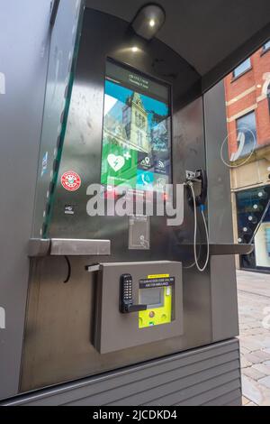 Stazione o chiosco con defibrillatore (noto anche come AED), Market Street, Manchester, Inghilterra, Regno Unito. È disponibile una schermata informativa con notizie e telefono Foto Stock