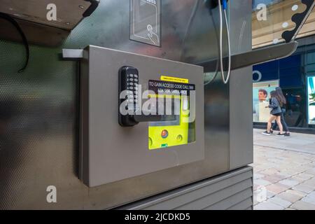 Stazione o chiosco con defibrillatore (noto anche come AED), Market Street, Manchester, Inghilterra, Regno Unito. Primo piano che mostra l'armadio bloccato Foto Stock