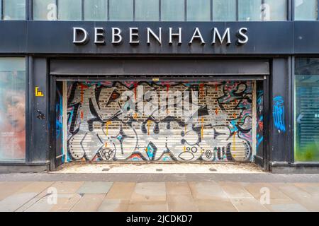 Chiuso e chiuso Debenhams grandi magazzini in Market Street, Manchester, Inghilterra, Regno Unito. Tutti i negozi sono ora chiusi, ma il marchio rimane online Foto Stock