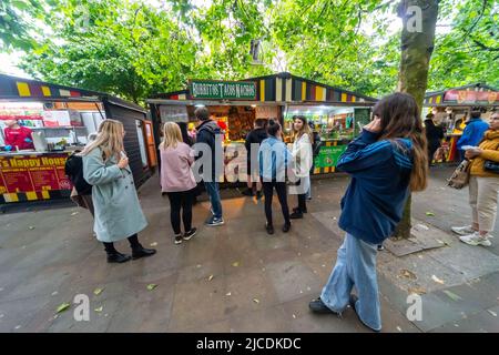 Burrito Express, una bancarella di strada nel mercato alimentare di Manchester che vende cibo messicano, Tacos, Nachos, burritos, Quesadilla. Coda di persone in attesa. REGNO UNITO Foto Stock