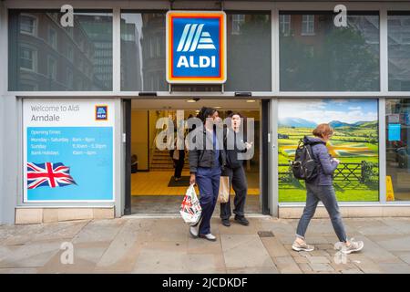 NEGOZIO ALDI Market Street Manchester, Regno Unito. Popolare catena di supermercati tedesca che offre un'esperienza di shopping senza senso per gli acquirenti attenti al budget. Foto Stock