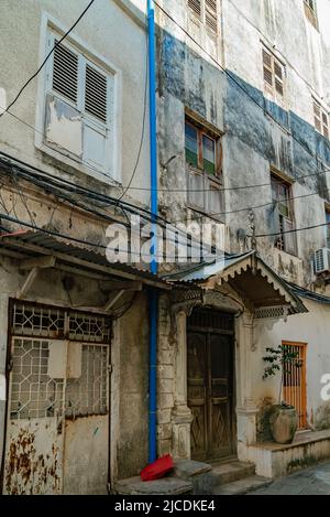 CITTÀ DI PIETRA, TANZANIA - 22 dicembre 2021: Strade strette e vecchie case in città di pietra, Zanzibar, Tanzania Foto Stock