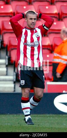 SOUTHAMPTON V BRENTFORD KEVIN PHILLIPS ALLA FINE DOPO LO SHOCK DEI SANTI PIC MIKE WALKER, 2005 Foto Stock