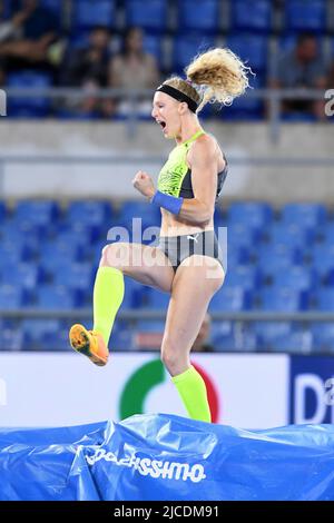 Sandi Morris (USA) festeggia dopo aver vinto la pole vault femminile a 15-9 1/4 (4,81 m) durante il 42° Gala d'Oro Pietro Menena in una Wanda Diamond League Meeting allo Stadio Olimpico, venerdì 11 giugno 2022, a Roma. (Jiro Mochizuki/immagine dello sport) Foto Stock