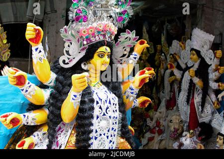 Un idolo della Dea Durga in attesa di essere ritirato dal laboratorio artigianale in vista del Durga Puja Festival a Kolkata, India Foto Stock