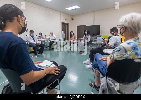 Detroit, Michigan - il senatore di stato del Michigan Stephanie Chang (a sinistra) e il membro del Consiglio cittadino di Detroit Latisha Johnson tengono un'ora del caffè ad un bibliotecario locale Foto Stock