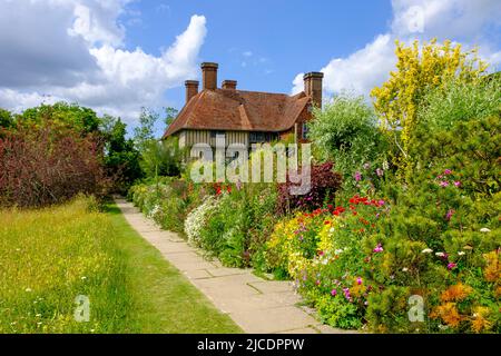 Grande Dixter casa e giardino del celebre designer e scrittore giardino, il compianto Christopher Lloyd, Northiam, East Sussex, Regno Unito in primavera Foto Stock