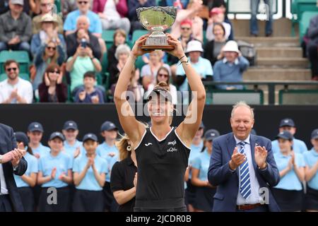 12th giugno 2022; Nottingham Tennis Center, Nottingham, Inghilterra: Rothesay Open Nottingham Lawn Tennis torneo; Beatriz Haddad Maia (bra) festeggia con il Nottingham Rothesay Open donne single trofeo Foto Stock