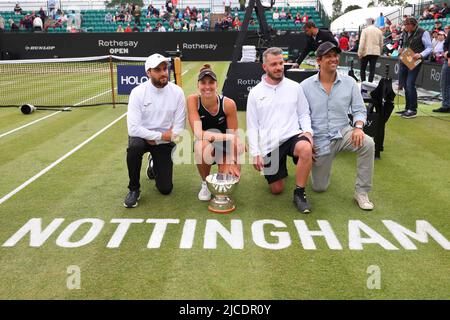 Nottingham Tennis Center, Nottingham, Inghilterra: 12th giugno 2022; Rothesay Open Nottingham Lawn Tennis torneo; Beatriz Haddad Maia (bra) celebra con la sua squadra il Nottingham Rothesay Open femminile trofeo singolo Foto Stock