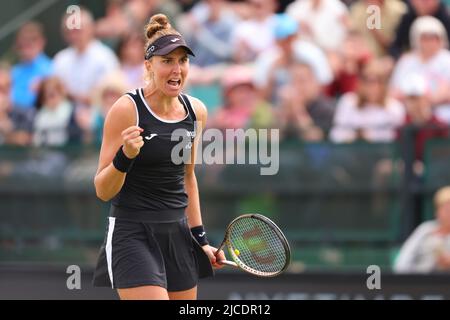 Nottingham Tennis Center, Nottingham, Inghilterra: 12th giugno 2022; Rothesay Open Nottingham Lawn Tennis torneo; Beatriz Haddad Maia (bra) festeggia dopo che lei ha fatto delle pause contro Alison Riske (usa) nella finale del singolo della donna Foto Stock