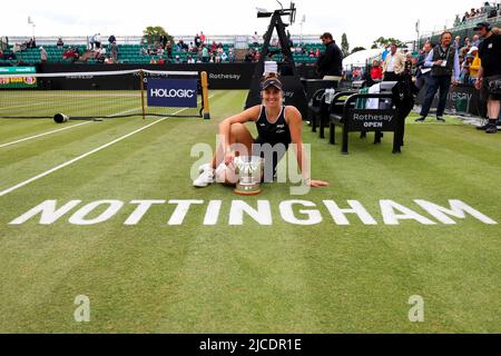 Nottingham Tennis Center, Nottingham, Inghilterra: 12th giugno 2022; Rothesay Open Nottingham Lawn Tennis torneo; Beatriz Haddad Maia (bra) festeggia con il Nottingham Rothesay Open donne single trofeo Foto Stock