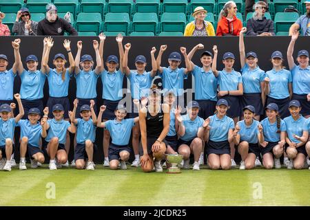 12th giugno 2022; Nottingham Tennis Center, Nottingham, Inghilterra: Rothesay Open Nottingham Lawn Tennis torneo; Beatriz Haddad Maia (bra) celebra con i ragazzi e le ragazze di palla il Nottingham Rothesay Open femminile trofeo singolo Foto Stock