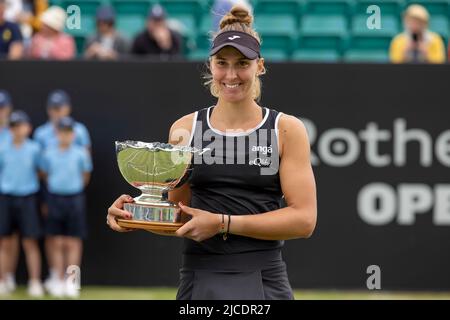 12th giugno 2022; Nottingham Tennis Center, Nottingham, Inghilterra: Rothesay Open Nottingham Lawn Tennis torneo; Beatriz Haddad Maia (bra) festeggia con il Nottingham Rothesay Open donne single trofeo Foto Stock