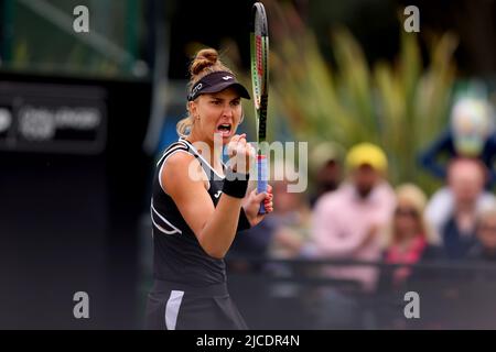 Nottingham Tennis Center, Nottingham, Inghilterra: 12th giugno 2022; Rothesay Open Nottingham Lawn Tennis torneo; Beatriz Haddad Maia (bra) festeggia dopo che lei ha fatto delle pause contro Alison Riske (usa) nella finale del singolo della donna Foto Stock