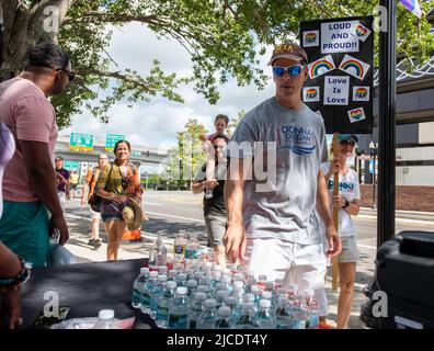 Jacksonville, Florida, Stati Uniti. 12th giugno 2022. I manifestanti attraversano il ponte Acosta a Jacksonville per celebrare il primo anniversario delle sparatorie del night club Pulse a Orlando che hanno lasciato quarantanove morti e cinquantatré feriti. Il ponte fu un centro di controversie nel 2021, Poiché la città di Jacksonville ha permesso alle luci d'orgoglio di decorare la sua estensione prima che il Dipartimento dei Trasporti della Florida (FDOT) ordinasse le luci spente. FDOT quindi invertì la sua posizione e permise le luci dopo un'uscita pubblica. (Credit Image: © Jerry Beard/ZUMA Press Wire) Foto Stock