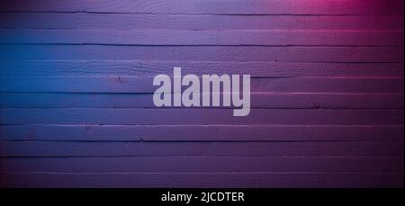Superficie in legno di colore blu e magenta. Parete in legno di colore neon Foto Stock