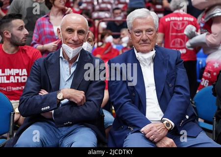 Milano, Italia. 12th giugno 2022. A sinistra: Luca Baraldi (CEO Virtus Segafredo Bologna), a destra: Massimo Zanetti (Presidente Virtus Segafredo Bologna) durante la gara 3 finale - AX Armani Exchange Milano vs Virtus Segafredo Bologna, Campionato Italiano Basket A Serie a Milano, giugno 12 2022 Credit: Agenzia indipendente per la fotografia/Alamy Live News Foto Stock