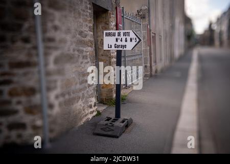 Francia, Bretagna, Dinan, 2022-06-12. Scrutinio del primo turno delle elezioni legislative nel seggio di Dinan nella seconda circoscrizione elettorale Foto Stock