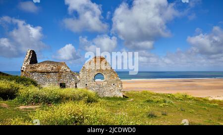 Immagine di Vielle Eglise, spiaggia, mare e dune di sabbia.Carteret, Normandia, Francia Foto Stock