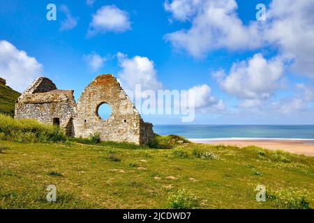Immagine di Vielle Eglise, spiaggia, mare e dune di sabbia.Carteret, Normandia, Francia Foto Stock
