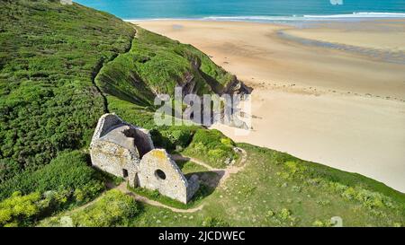 Immagine di Vielle Eglise, spiaggia, mare e dune di sabbia.Carteret, Normandia, Francia Foto Stock