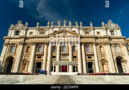 Basilica di San Pietro in Vaticano, Roma, Italia. La Cattedrale di San Pietro è un famoso punto di riferimento di Roma. Vista frontale della scalinata per la chiesa cattolica. Concetto di va Foto Stock