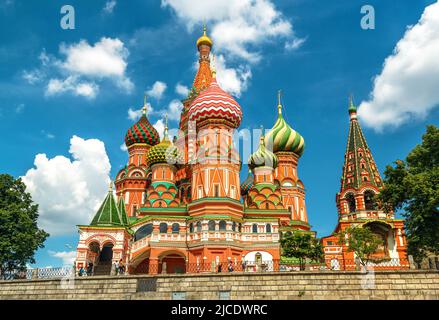 Cattedrale di San Basilio a Mosca, Russia. E' un famoso punto di riferimento di Mosca. Bella chiesa, antico monumento sulla Piazza Rossa nel centro di Mosca in estate. C Foto Stock