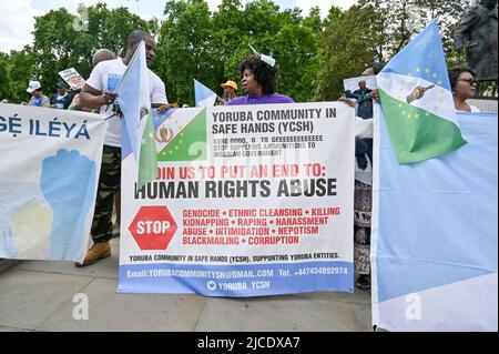 Londra, Regno Unito, 12/06/2022, i manifestanti sono orgogliosi della loro bandiera della nazione Yoruba. Protesta per il 2023: Vogliamo il referendum di Yoruba e non il governo ad interim presso la piazza del Parlamento, Londra, Regno Unito. – 12 giugno 2022. Foto Stock