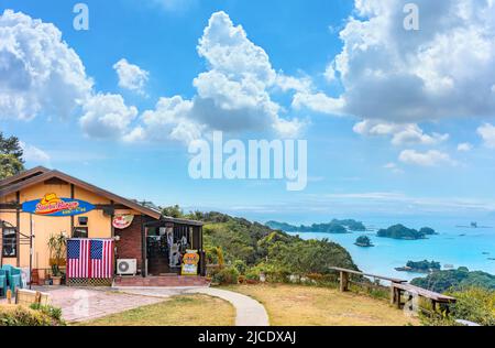 kyushu, giappone - 09 2021 dicembre: Delizioso ristorante Sasebo Burger con una splendida vista sulle novantanove isole del mare di Kujūkushima Foto Stock