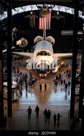 US Space Shuttle Discovery visto allo Steven F. Udvar-Hazy Center in VA. USA Air & Space Museum Foto Stock