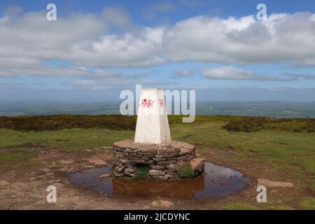 Hay Bluff trig point guardando a nord, Hay-on-Wye, Brecknockshire, Powys, Galles, Gran Bretagna, Regno Unito, Regno Unito, Europa Foto Stock