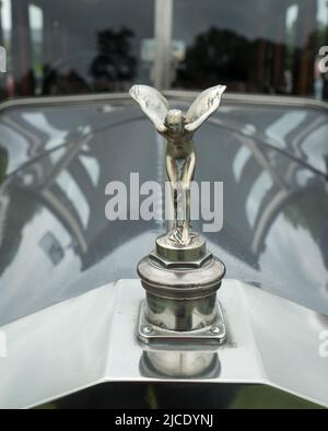 L'iconico emblema Flying Lady adorna il cofano di una Rolls Royce Classic Car Foto Stock