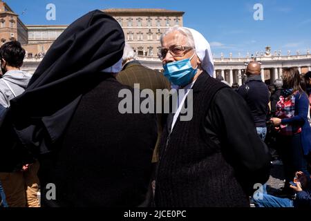 Le monache camminano per il suolo santo. Grande folla alla messa della Domenica di Pasqua e alla Benedizione in Piazza San Pietro in presenza di Papa Francesco. Stato della Città del Vaticano. Foto Stock