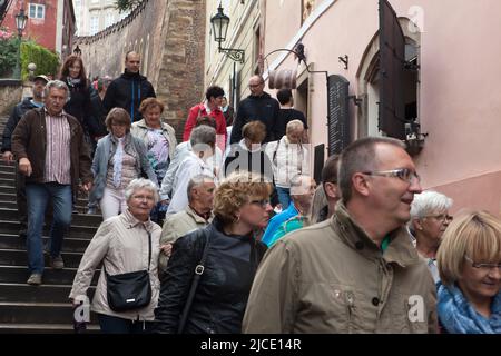 I turisti sulle scale del castello (schody di Zámecké) anche conosciuto come le scale del nuovo castello (schody di Nové zámecké) a Praga, Repubblica Ceca. Foto Stock