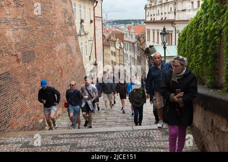 I turisti sulle scale del castello (schody di Zámecké) anche conosciuto come le scale del nuovo castello (schody di Nové zámecké) a Praga, Repubblica Ceca. Foto Stock