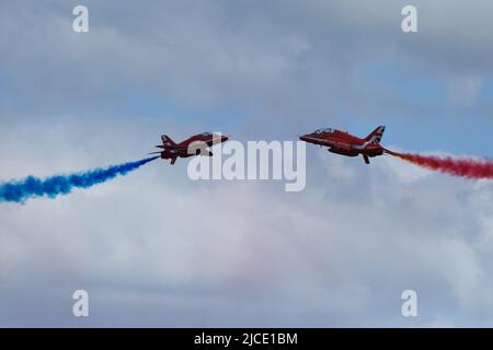 RAF Cosford Airshow, Cosford, Shropshire, Regno Unito. 12 giugno 2022. Le frecce rosse si esibiscono per le folle. Credit: Andrew Bartlett/Alamy Live News. Foto Stock